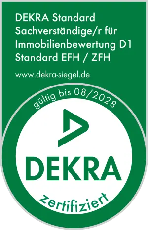 DEKRA Zertifizierungssiegel für Immobilienbewertung gültig bis 08/2028, grüner Hintergrund.