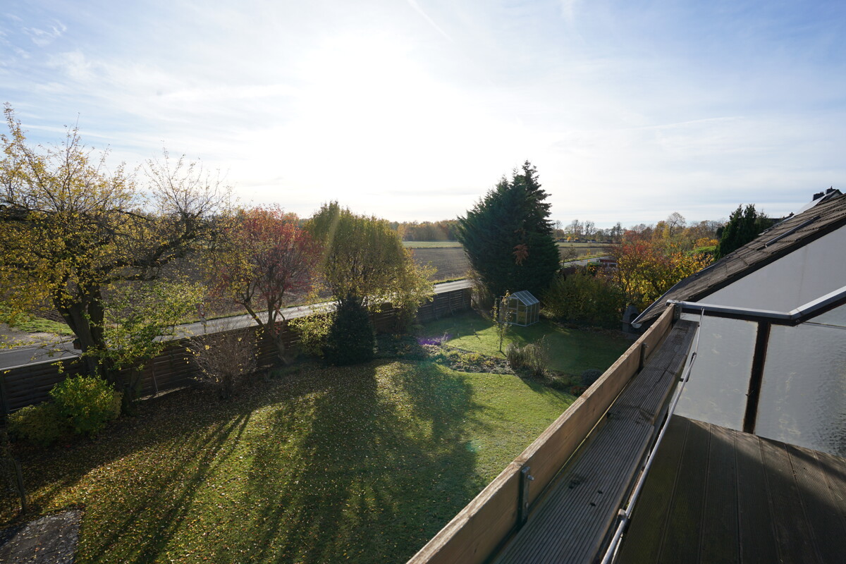 Ausblick vom Balkon im Obergeschoss - Zweifamilienhaus mit Einliegerwohnung in Randlage von Volkmarode