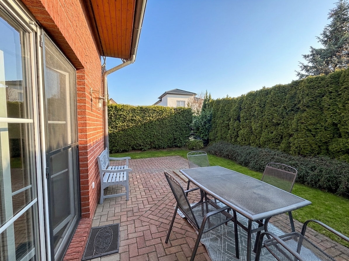 Blick in den pflegeleichten Garten - Familienfreundliches Reihenendhaus mit Garten & PV-Anlage in Timmerlah