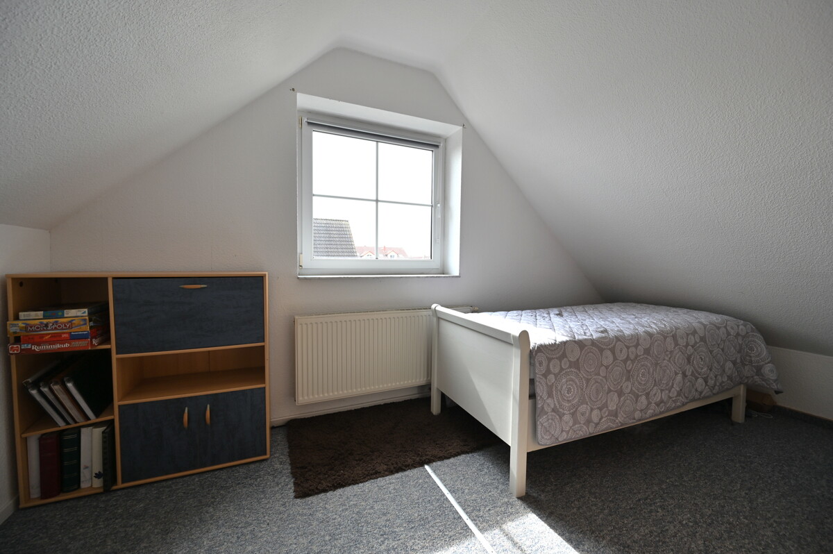 Schlafzimmer im Dachgeschoss - Familienfreundliches Reihenendhaus mit Garten & PV-Anlage in Timmerlah