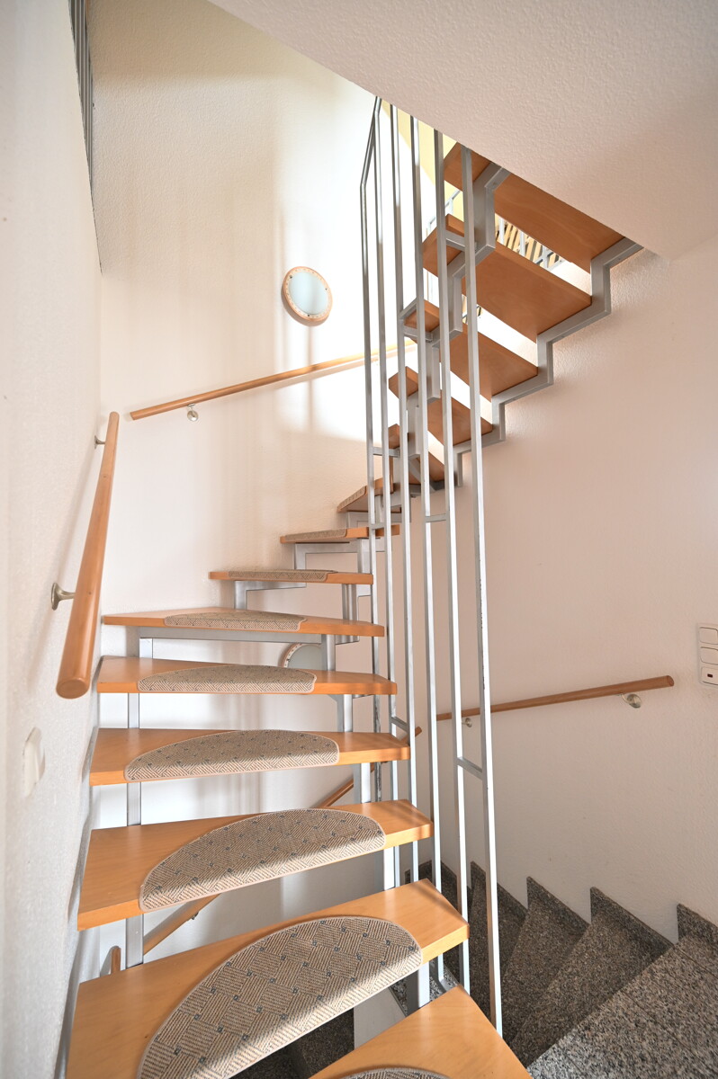 Treppe zum Dachgeschoss - Familienfreundliches Reihenendhaus mit Garten & PV-Anlage in Timmerlah