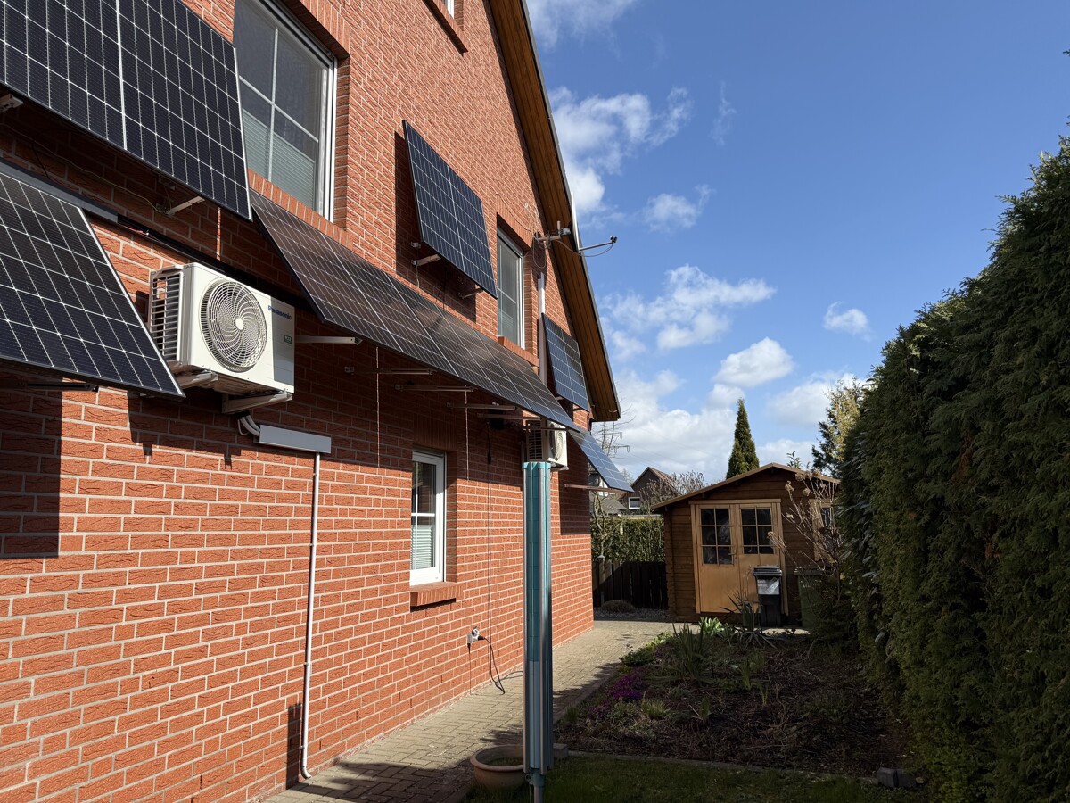 Südansicht des Gebäudes - Familienfreundliches Reihenendhaus mit Garten & PV-Anlage in Timmerlah