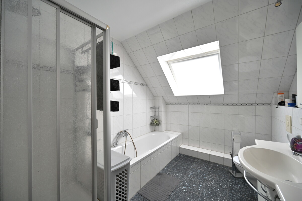 Badezimmer im Obergeschoss - Familienfreundliches Reihenendhaus mit Garten & PV-Anlage in Timmerlah