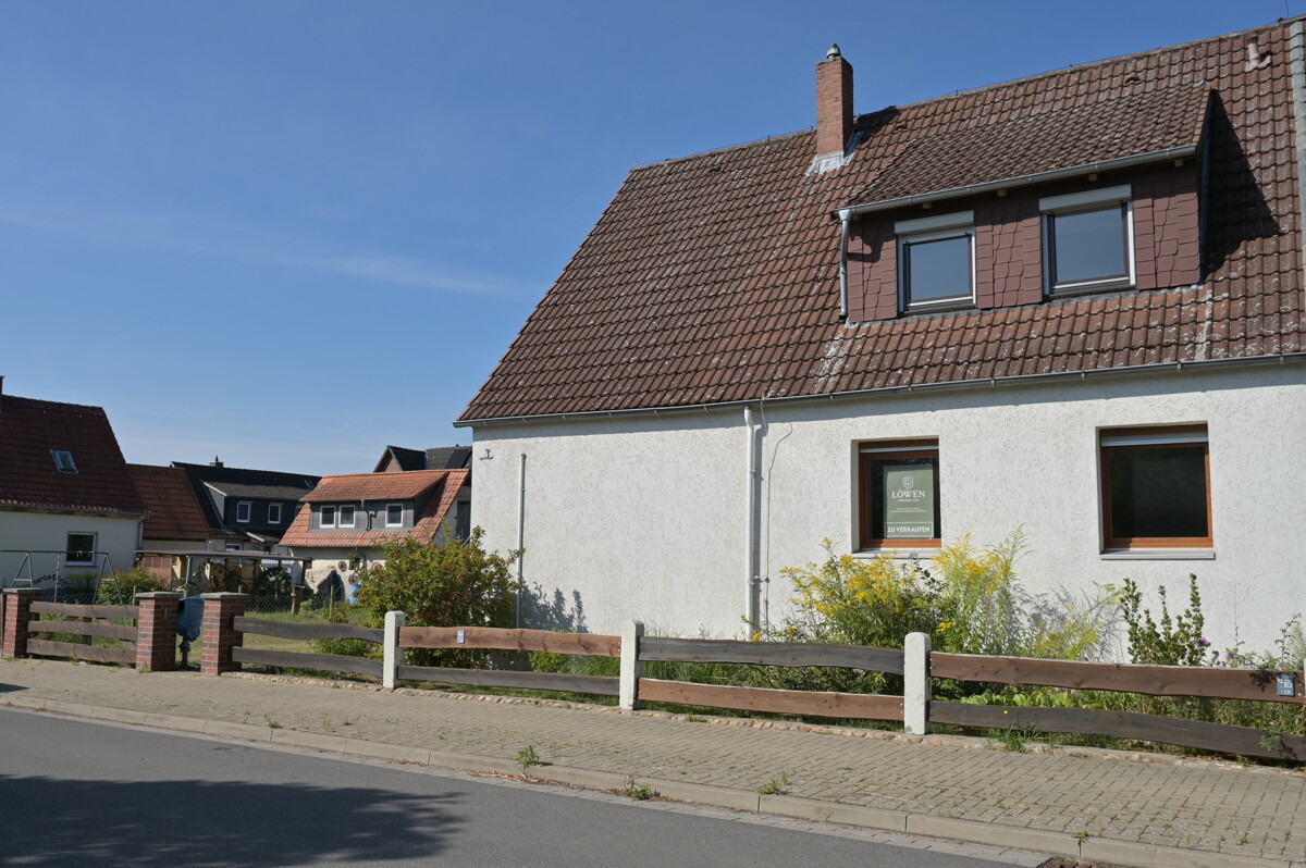 Straßenansicht - Charmante Doppelhaushälfte auf wunderschönem Gartengrundstück in Weddel