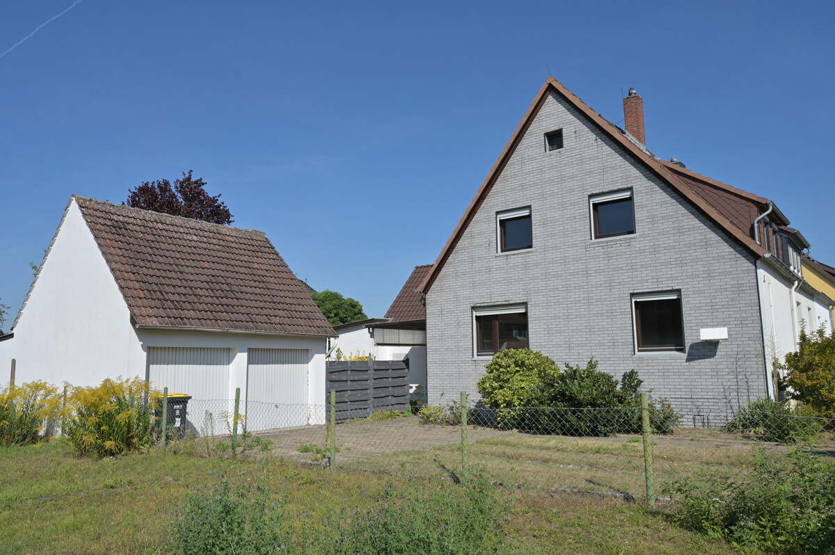 Seitenansicht - Charmante Doppelhaushälfte auf wunderschönem Gartengrundstück in Weddel