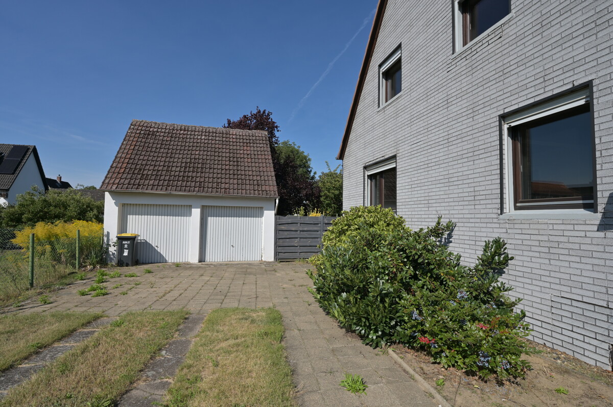 Zufahrt zum Grundstück - Charmante Doppelhaushälfte auf wunderschönem Gartengrundstück in Weddel