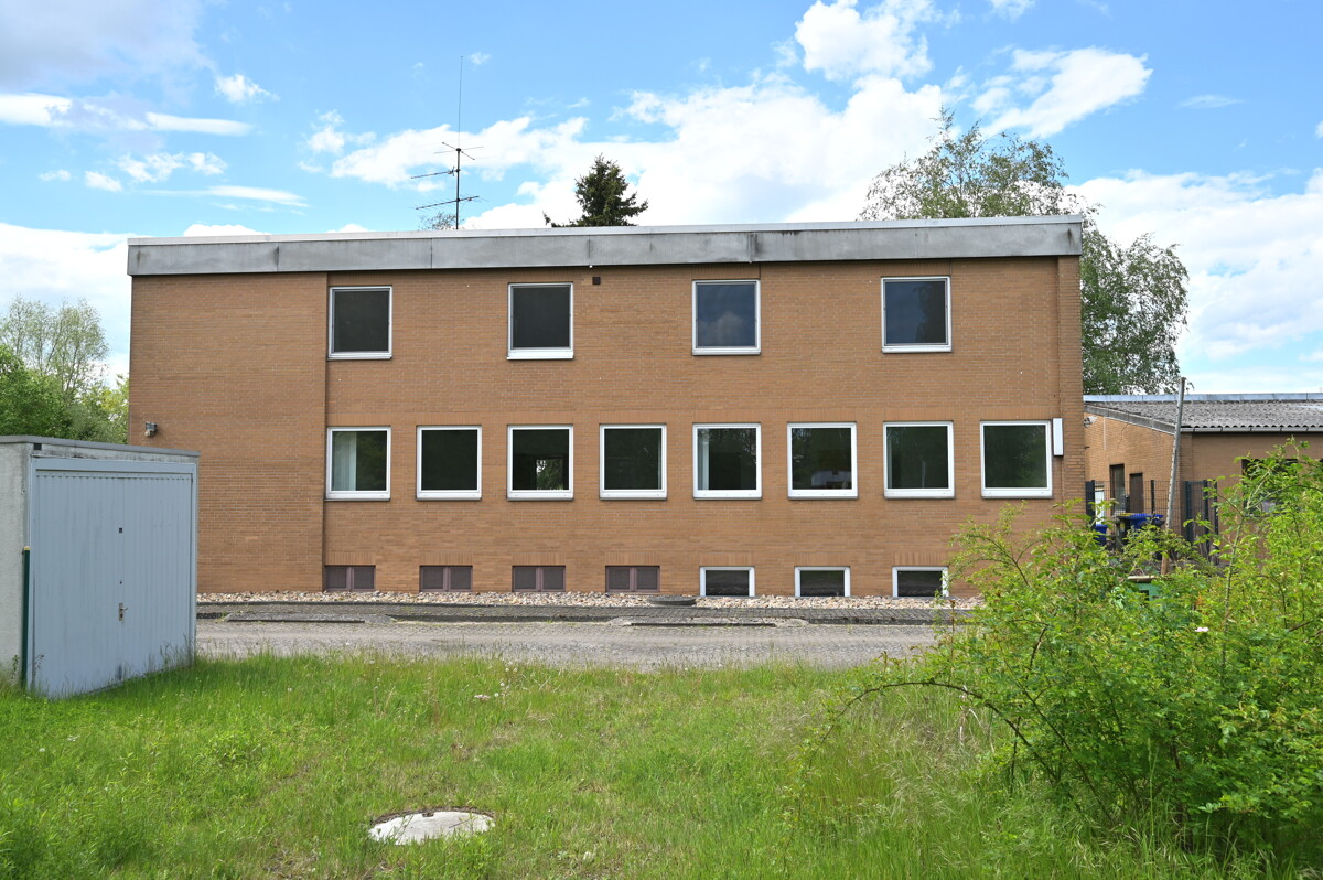 Seitenansicht - Vielseitiges Gewerbegrundstück mit Büroflächen, Werkstatt und Erweiterungspotenzial