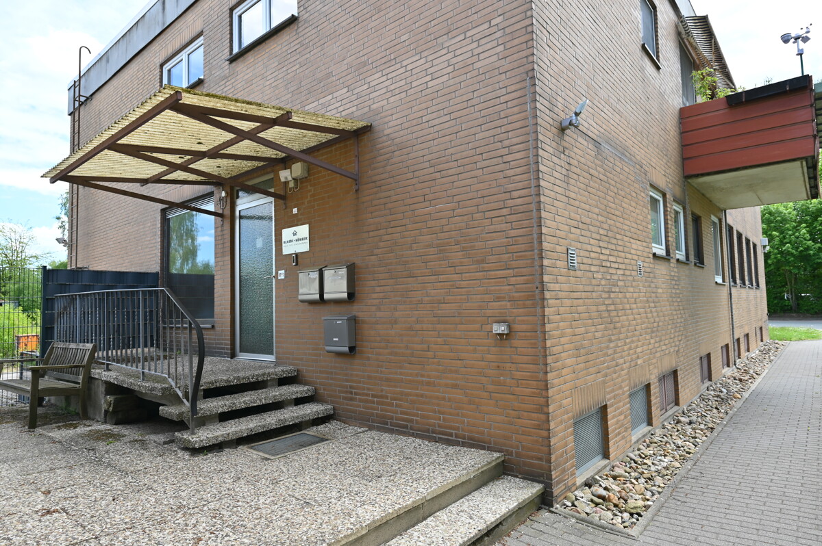 Hintereingang - Vielseitiges Gewerbegrundstück mit Büroflächen, Werkstatt und Erweiterungspotenzial