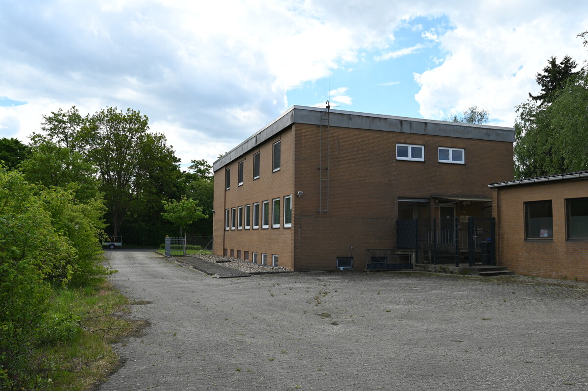 Rückansicht vom Gebäude - Vielseitiges Gewerbegrundstück mit Büroflächen, Werkstatt und Erweiterungspotenzial