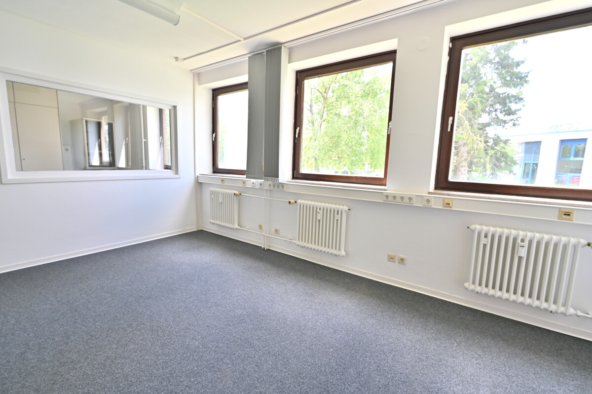 Büroraum im Erdgeschoss - Vielseitiges Gewerbegrundstück mit Büroflächen, Werkstatt und Erweiterungspotenzial