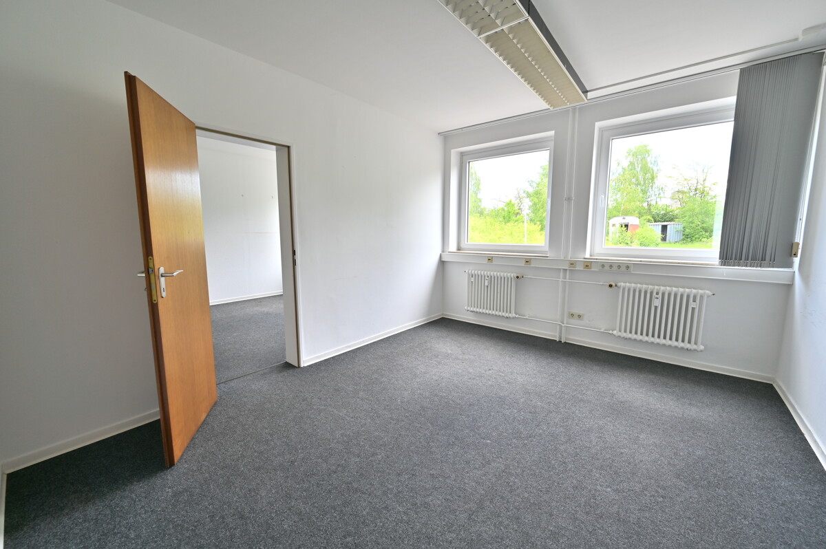 Büroraum im Erdgeschoss - Vielseitiges Gewerbegrundstück mit Büroflächen, Werkstatt und Erweiterungspotenzial