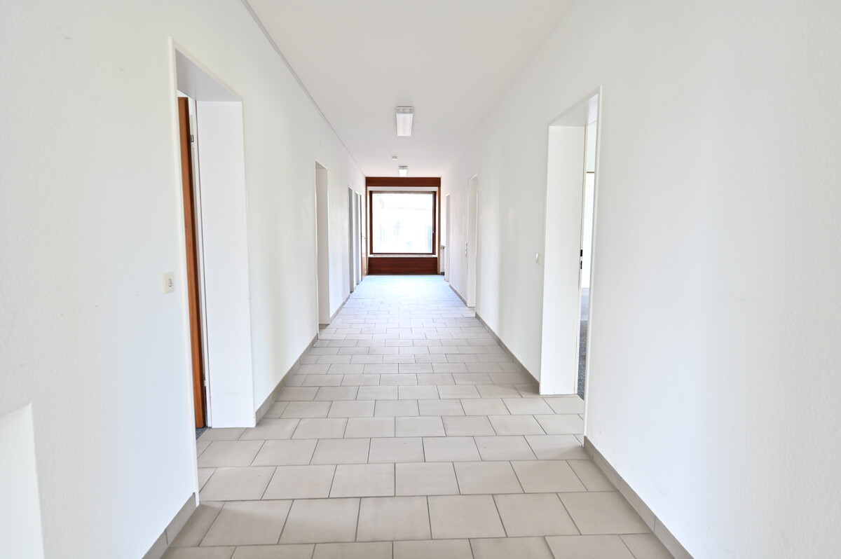 Flur im Erdgeschoss - Vielseitiges Gewerbegrundstück mit Büroflächen, Werkstatt und Erweiterungspotenzial
