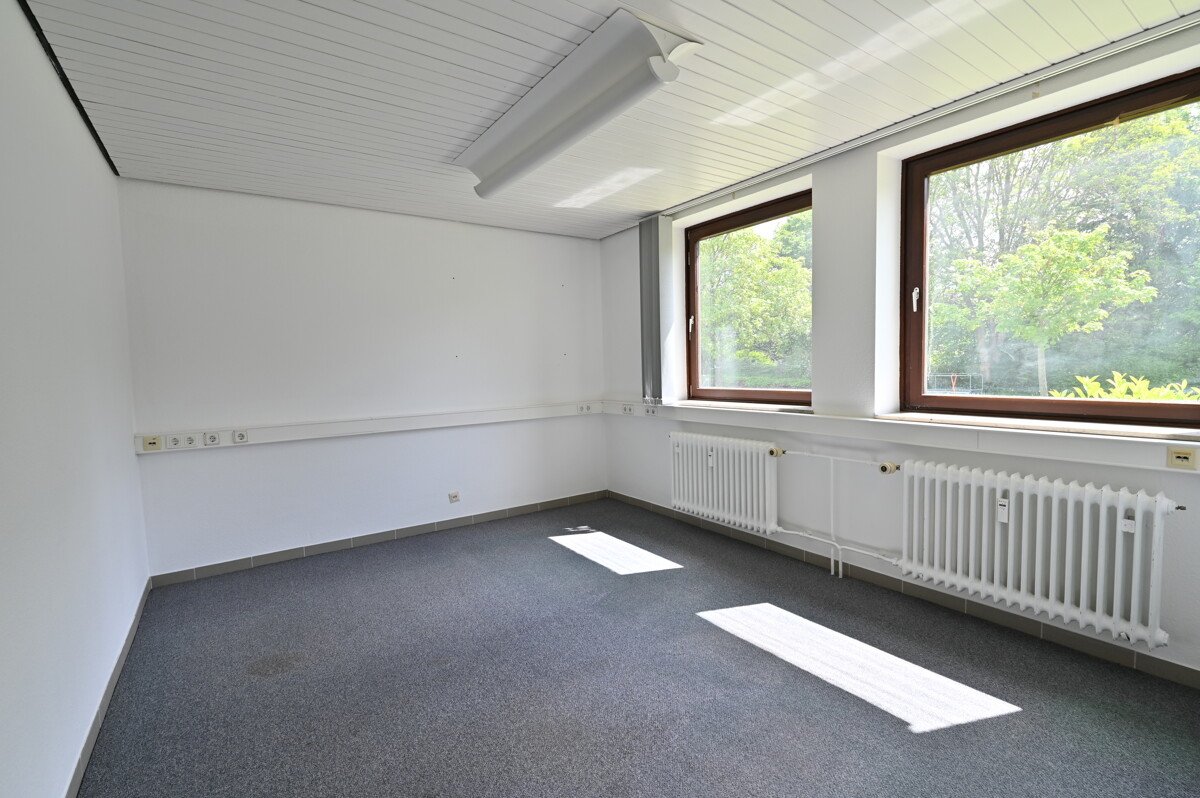 Büroraum im Erdgeschoss - Vielseitiges Gewerbegrundstück mit Büroflächen, Werkstatt und Erweiterungspotenzial