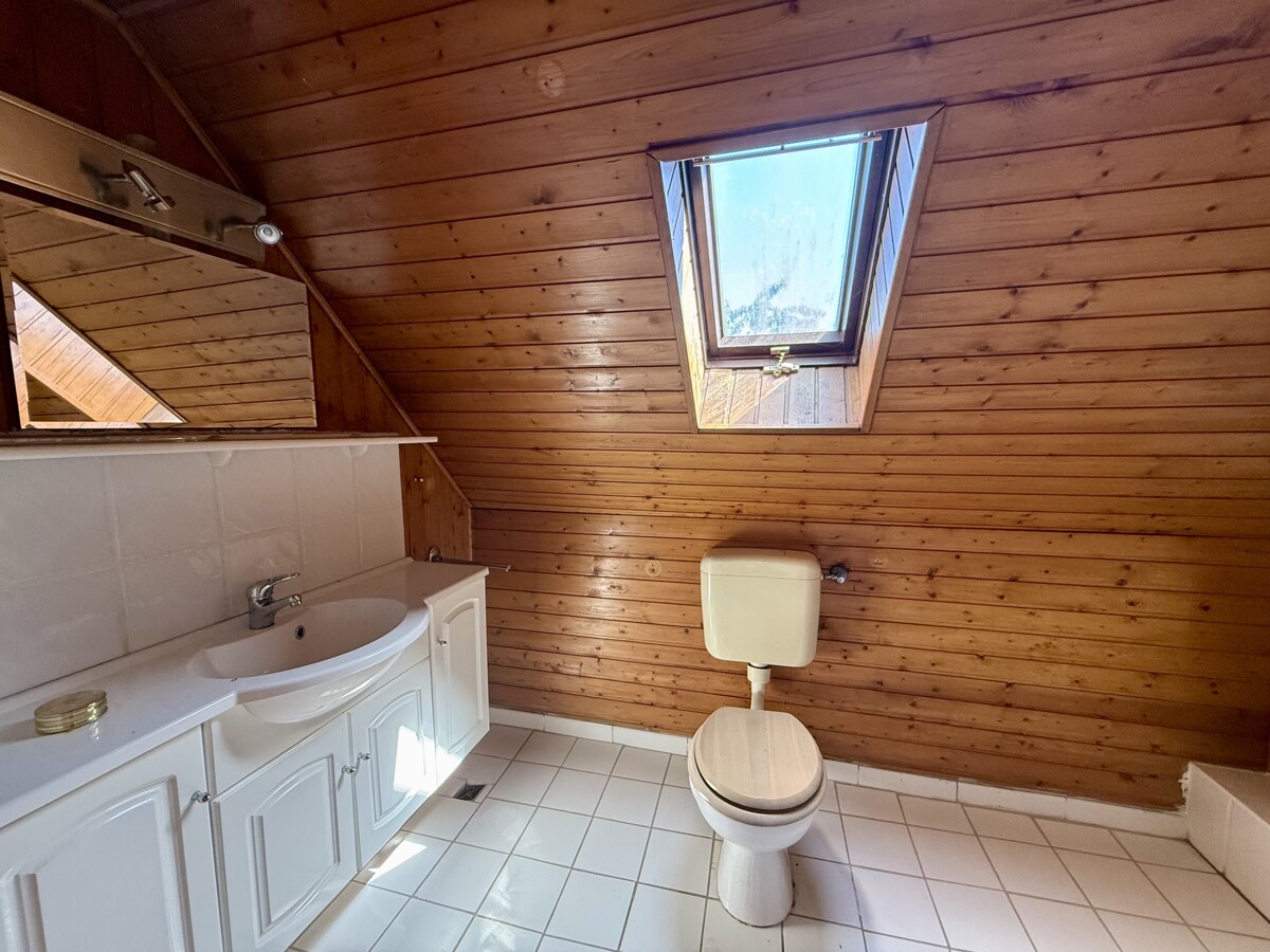 Badezimmer im Obergeschoss - Stadtnah wohnen und individuell gestalten – Sanierungsbedürftiges Einfamilienhaus in Riddagshausen