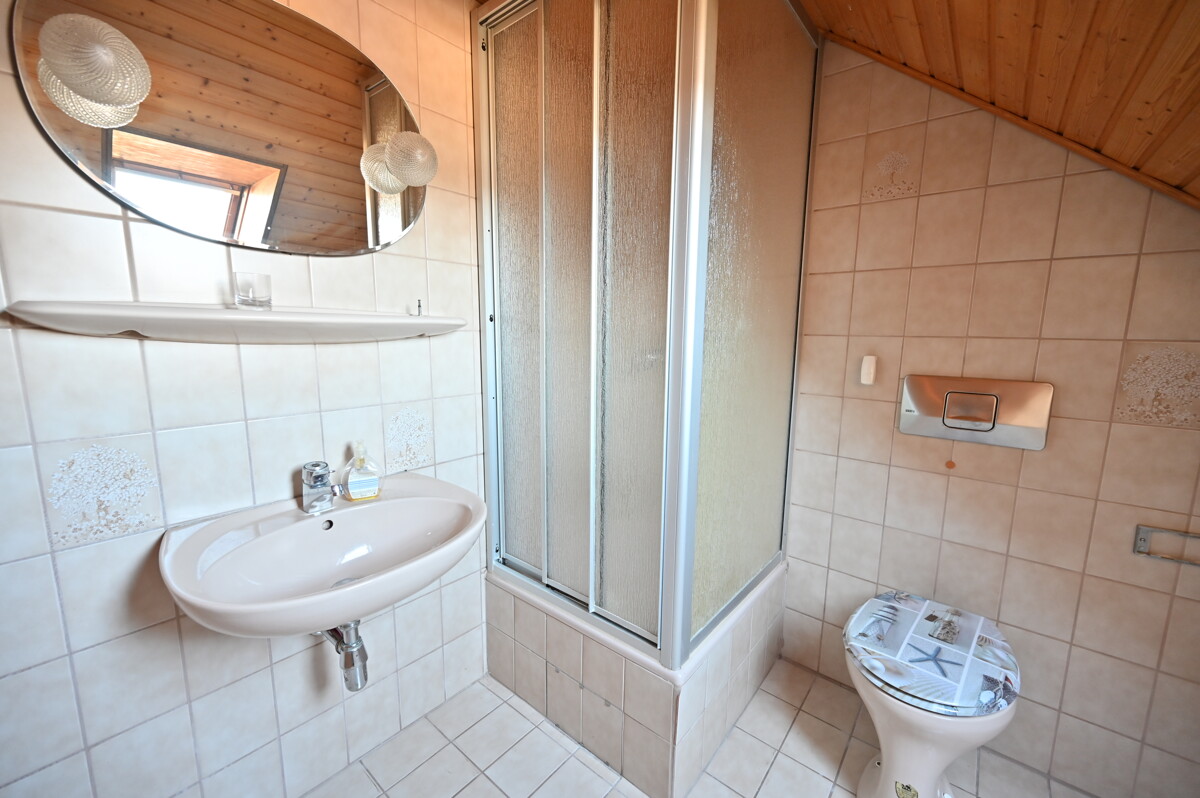 Tageslichtbad im Dachgeschoss - Melverode – Reihenmittelhaus mit Südgarten und Garage