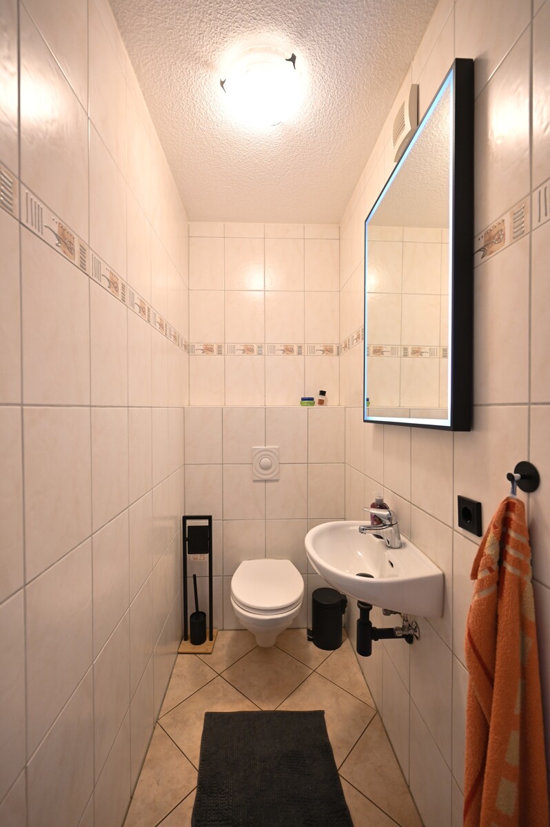 Gäste-WC im Erdgeschoss - Familienfreundliches Reihenendhaus mit PV-Anlage & Klimaanlage
