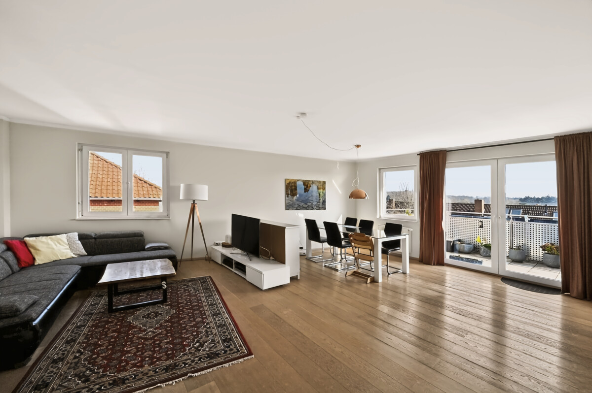 Wohnzimmer - Über den Dächern vom Östlichen Ringgebiet – Moderne Dachgeschosswohnung mit Fahrstuhl & Stellplatz