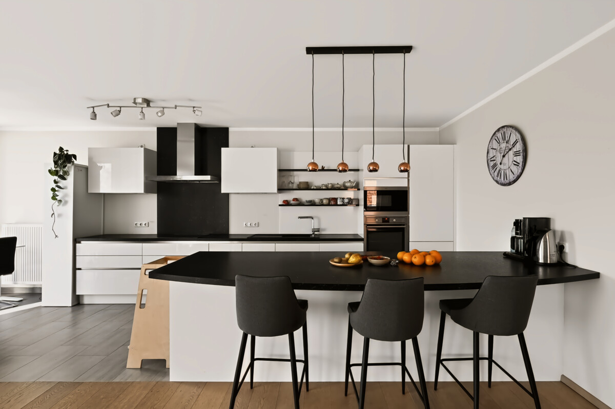 Offene Küche - Über den Dächern vom Östlichen Ringgebiet – Moderne Dachgeschosswohnung mit Fahrstuhl & Stellplatz