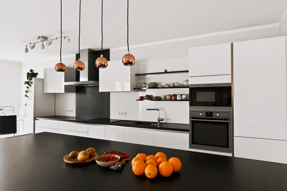 Einbauküche - Über den Dächern vom Östlichen Ringgebiet – Moderne Dachgeschosswohnung mit Fahrstuhl & Stellplatz