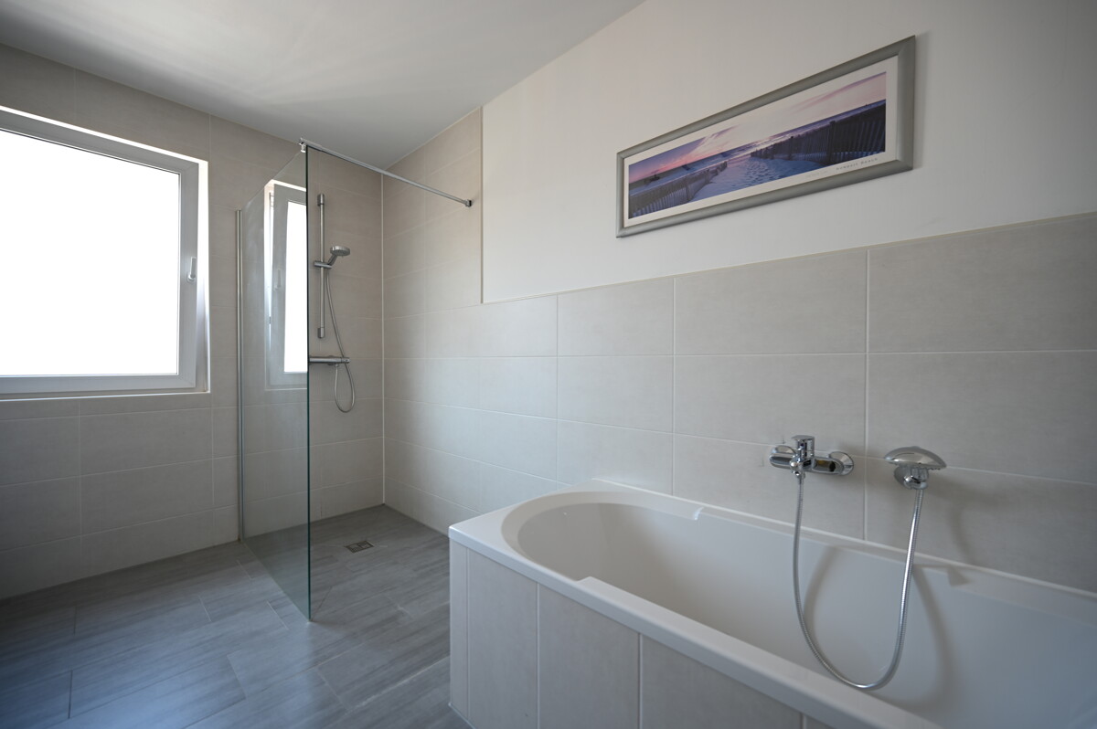 Ansicht Dusche und Badewanne - Seltene Gelegenheit – Eigentumswohnung über den Dächern von Braunschweig mit Stellplatz & Fahrstuhl