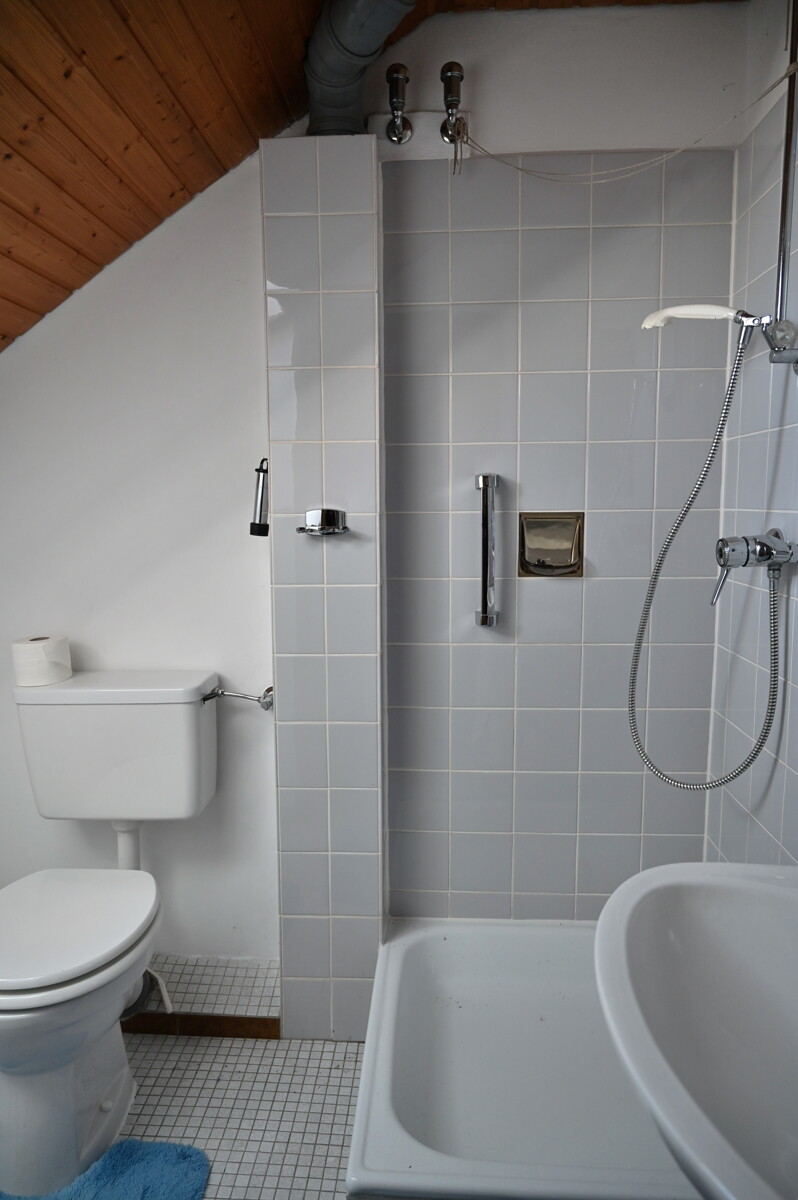 Badezimmer im Dachgeschoss - Solides Reihenmittelhaus in ruhiger Lage von Lamme