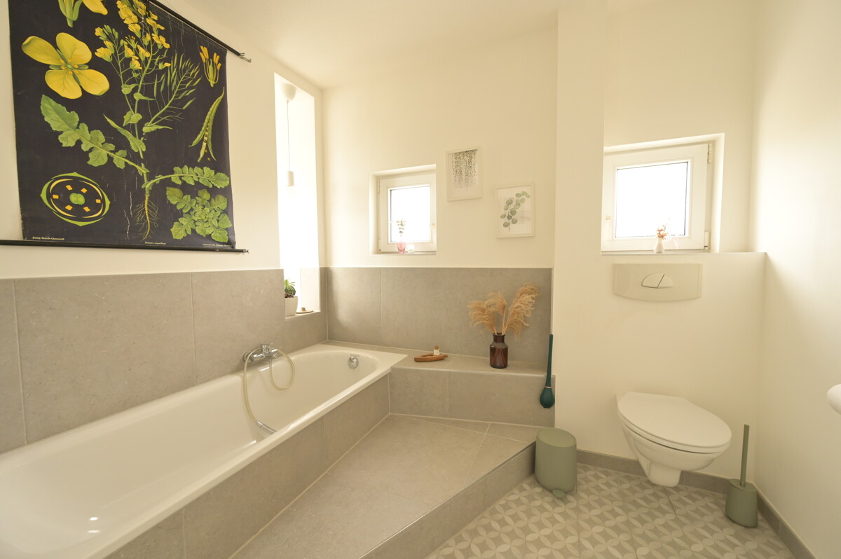 Badewanne im Elternbad - Braunschweig – Modernisiertes Einfamilienhaus in ruhiger Wohnlage