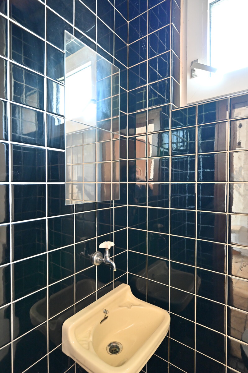 Gäste-WC - Solide Doppelhaushälfte in Lehndorf – Sanieren, Gestalten & Wohlfühlen.