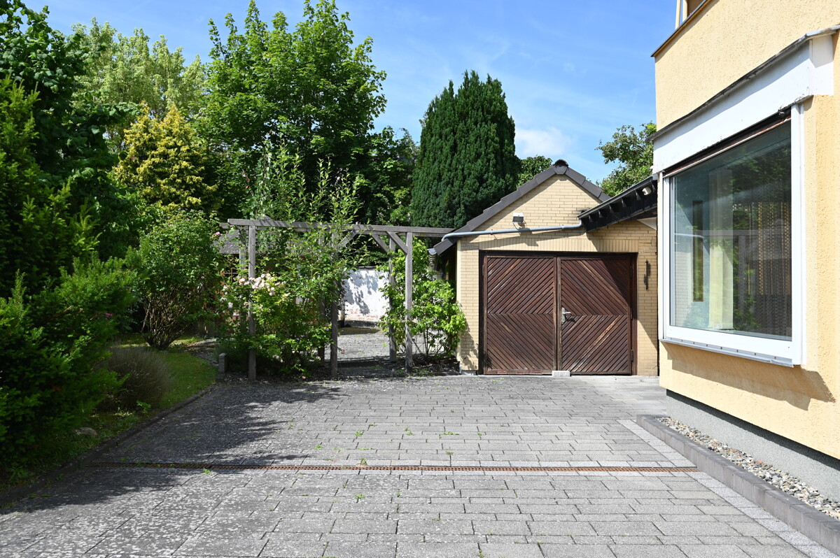 Einfahrt - Solide Doppelhaushälfte in Lehndorf – Sanieren, Gestalten & Wohlfühlen.