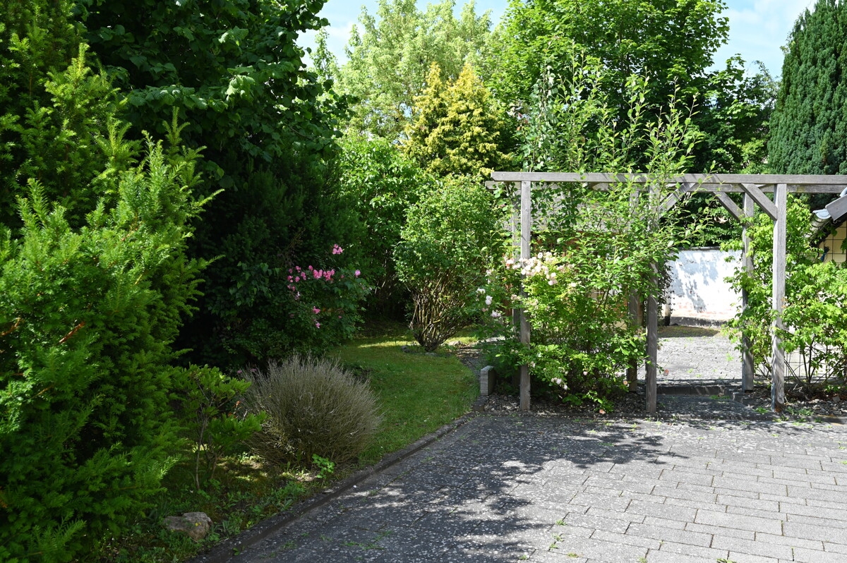Garten - Solide Doppelhaushälfte in Lehndorf – Sanieren, Gestalten & Wohlfühlen.