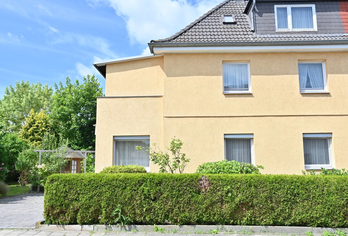 Ostansicht Gebäude - Solide Doppelhaushälfte in Lehndorf – Sanieren, Gestalten & Wohlfühlen.