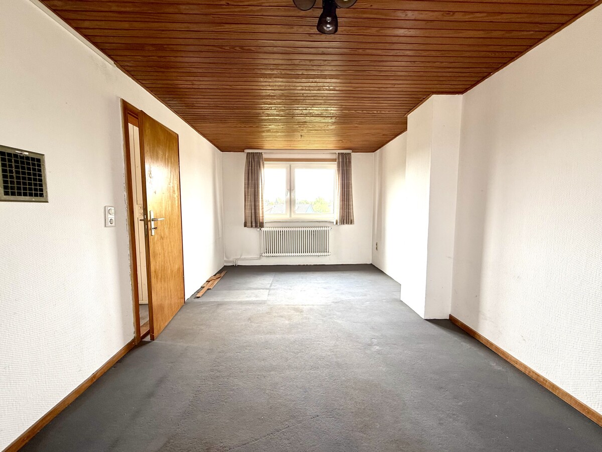 Zimmer im Dachgeschoss - Solide Doppelhaushälfte in Lehndorf – Sanieren, Gestalten & Wohlfühlen.