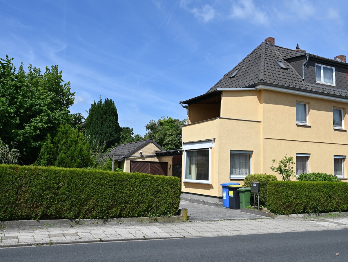 Seitenansicht - Solide Doppelhaushälfte in Lehndorf – Sanieren, Gestalten & Wohlfühlen.