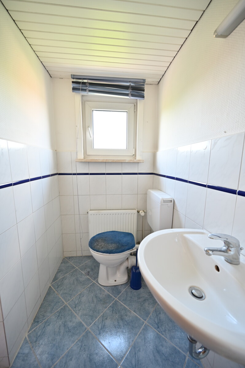 Toilette im Dachgeschoss - Solide Doppelhaushälfte in Lehndorf – Sanieren, Gestalten & Wohlfühlen.
