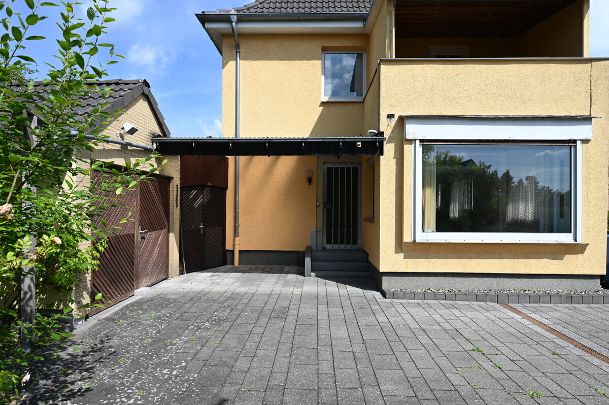 Südansicht Gebäude - Solide Doppelhaushälfte in Lehndorf – Sanieren, Gestalten & Wohlfühlen.