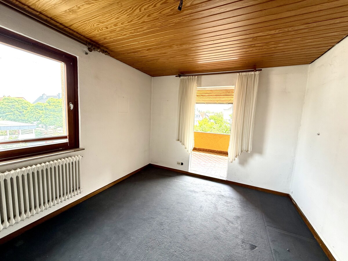 Zimmer im Obergeschoss - Solide Doppelhaushälfte in Lehndorf – Sanieren, Gestalten & Wohlfühlen.