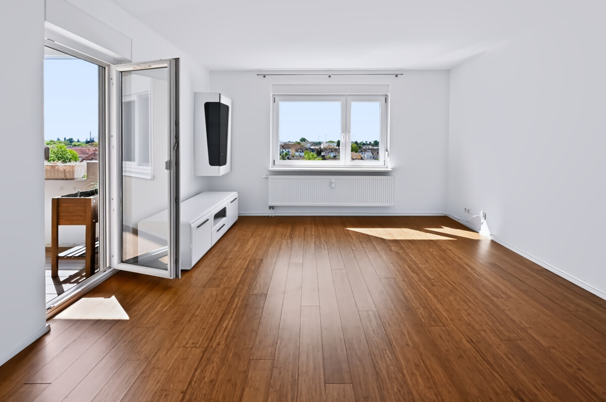 Wohnzimmer mit Ki bearbeitet - Einziehen & wohlfühlen – Modernisierte Eigentumswohnung mit Fahrstuhl und Westloggia