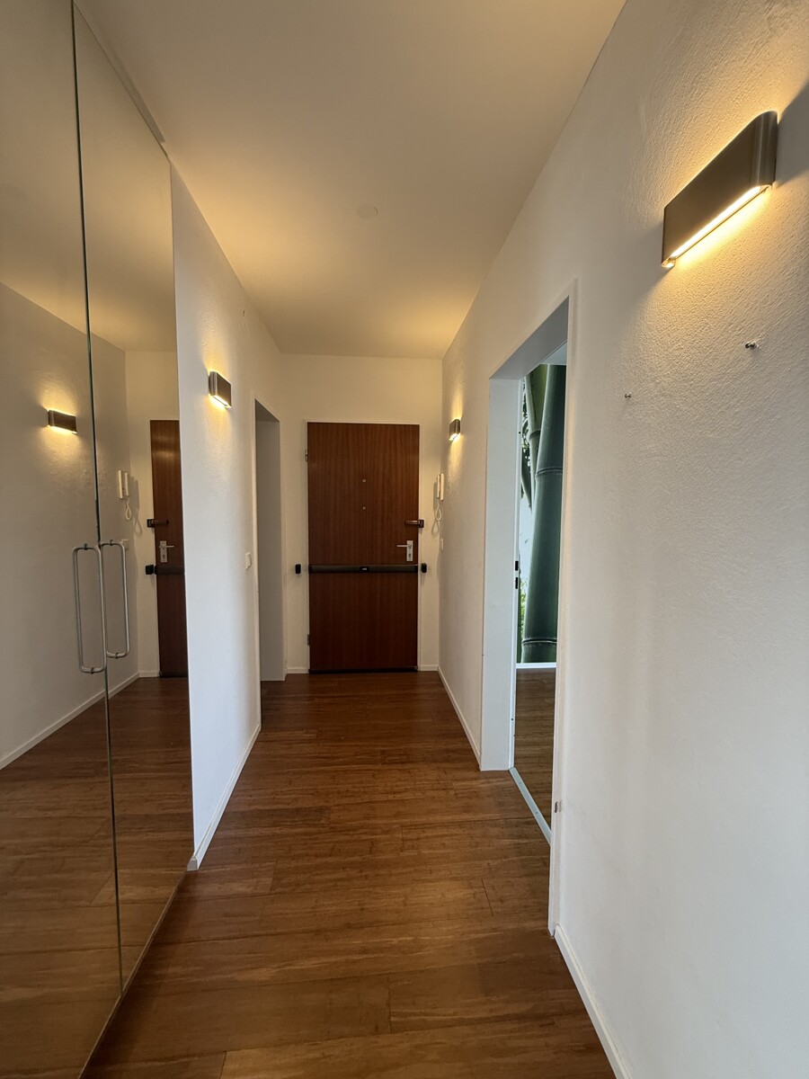 Flur mit Einbauschrank - Einziehen und Wohlfühlen – Sanierte Eigentumswohnung mit Fahrstuhl und Westloggia