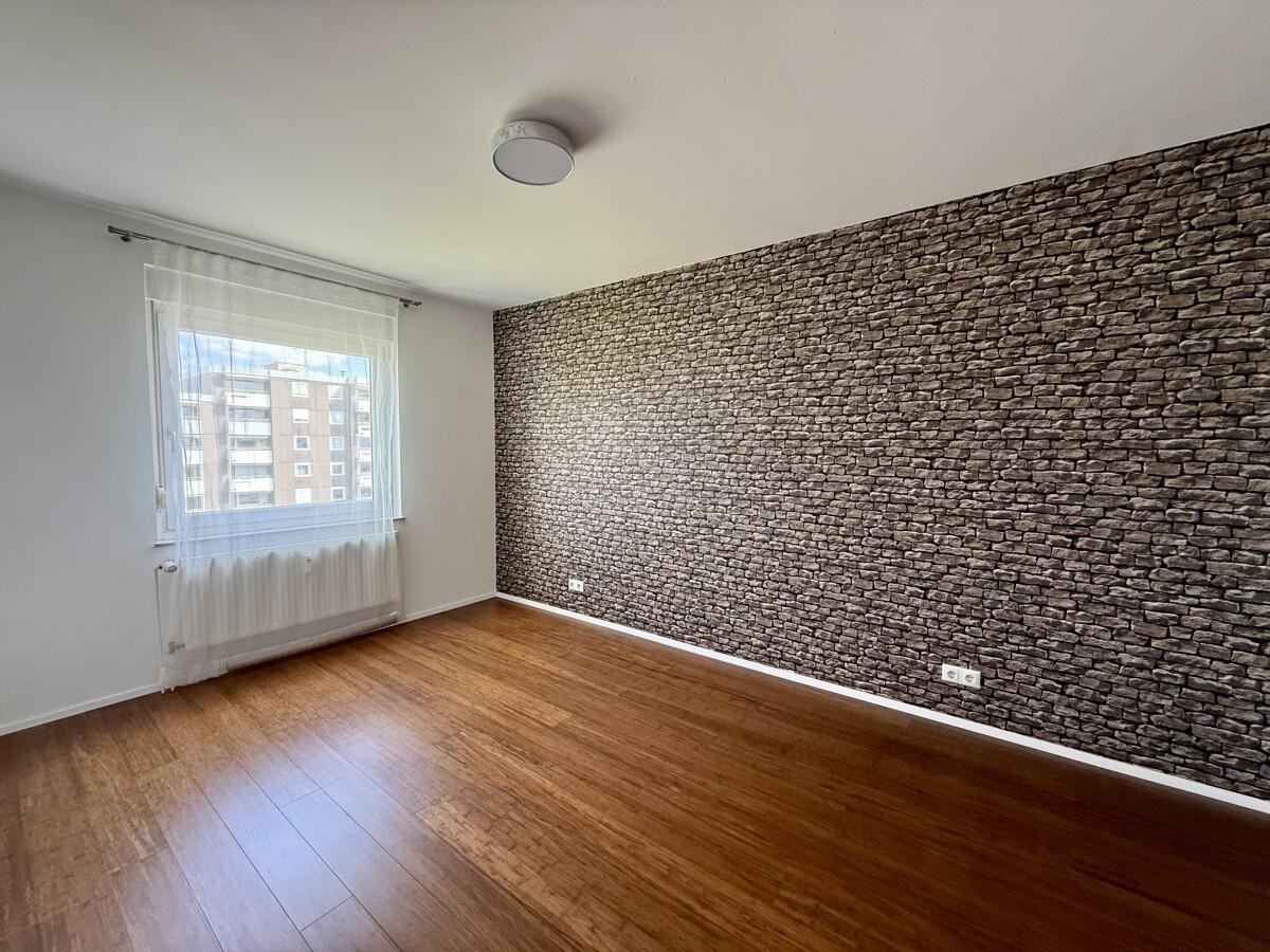 Elternschlafzimmer - Einziehen und Wohlfühlen – Sanierte Eigentumswohnung mit Fahrstuhl und Westloggia