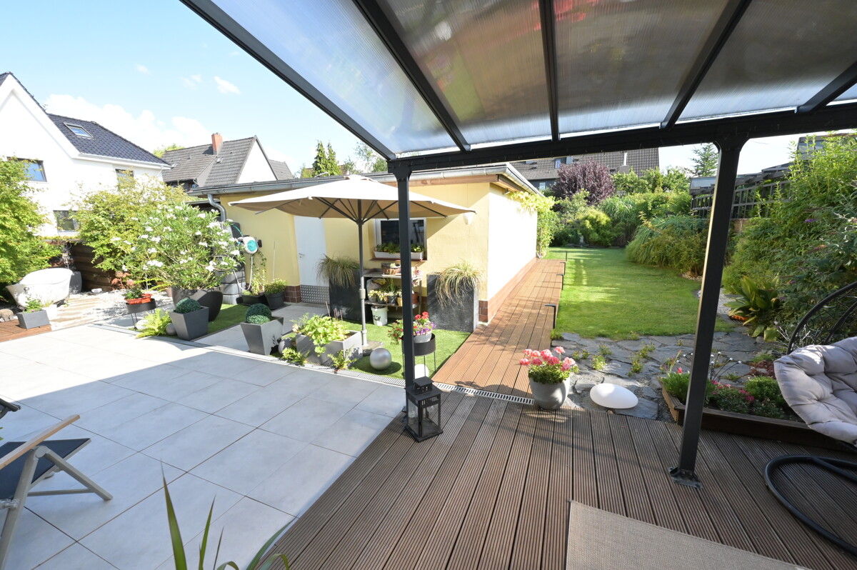 Ausblick von der Terrasse in den Garten - Freistehendes Einfamilienhaus im beliebten Lehndorf