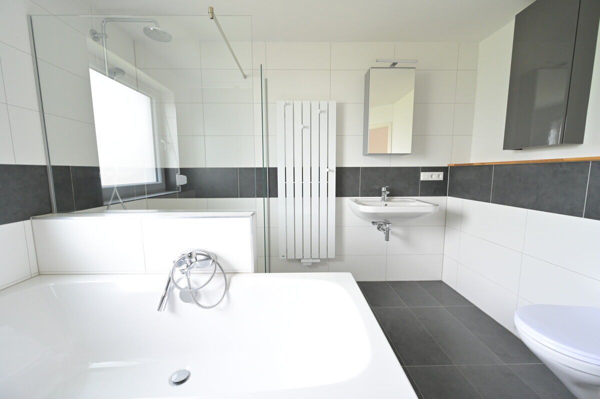 Badezimmer im Obergeschoss - Sofort einziehen – Modernsiertes Reihenmittelhaus in Querum