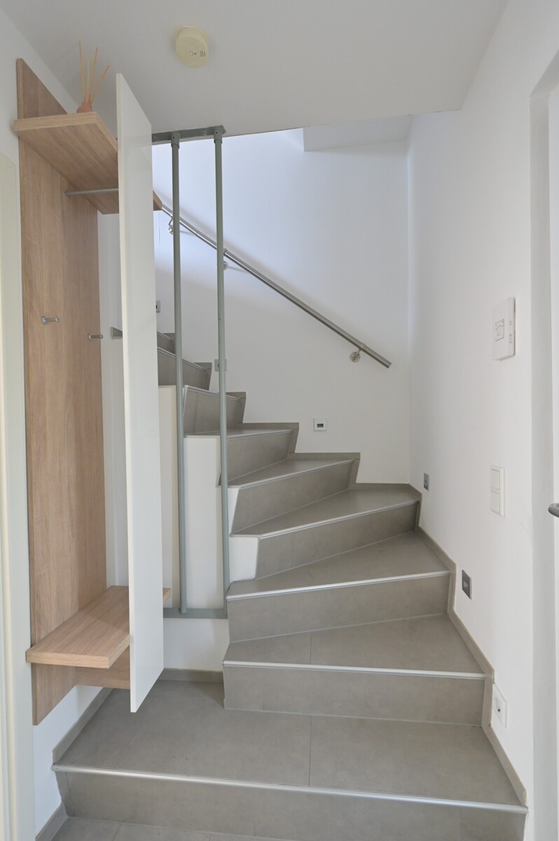 Treppe zum Obergeschoss - Sofort einziehen – Modernsiertes Reihenmittelhaus in Querum