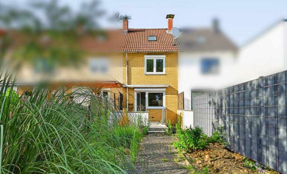 Südseite des Gebäudes - Sofort einziehen – Modernsiertes Reihenmittelhaus in Querum