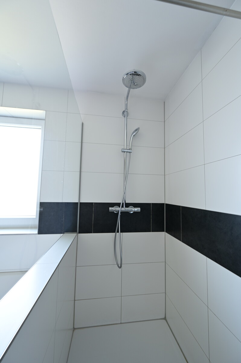Dusche - Sofort einziehen – Modernsiertes Reihenmittelhaus in Querum