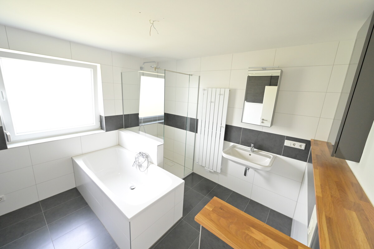 Badezimmer im Obergeschoss - Sofort einziehen – Modernsiertes Reihenmittelhaus in Querum