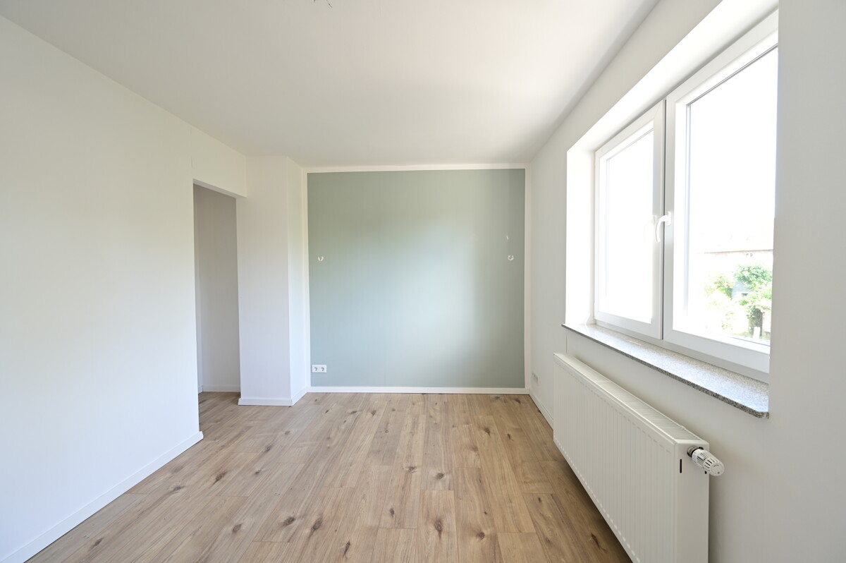 Schlafzimmer im 1. Obergeschoss - Sofort einziehen – Modernsiertes Reihenmittelhaus in Querum