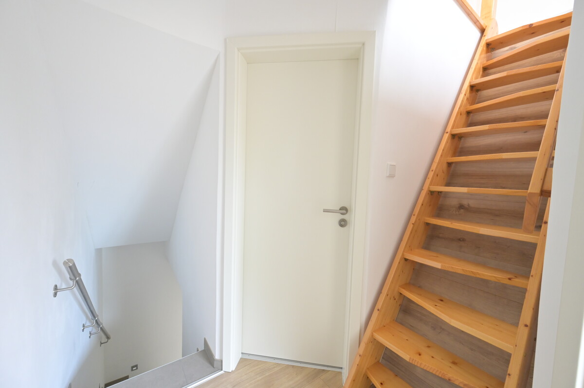 Treppe zum Dachgeschoss - Sofort einziehen – Modernsiertes Reihenmittelhaus in Querum